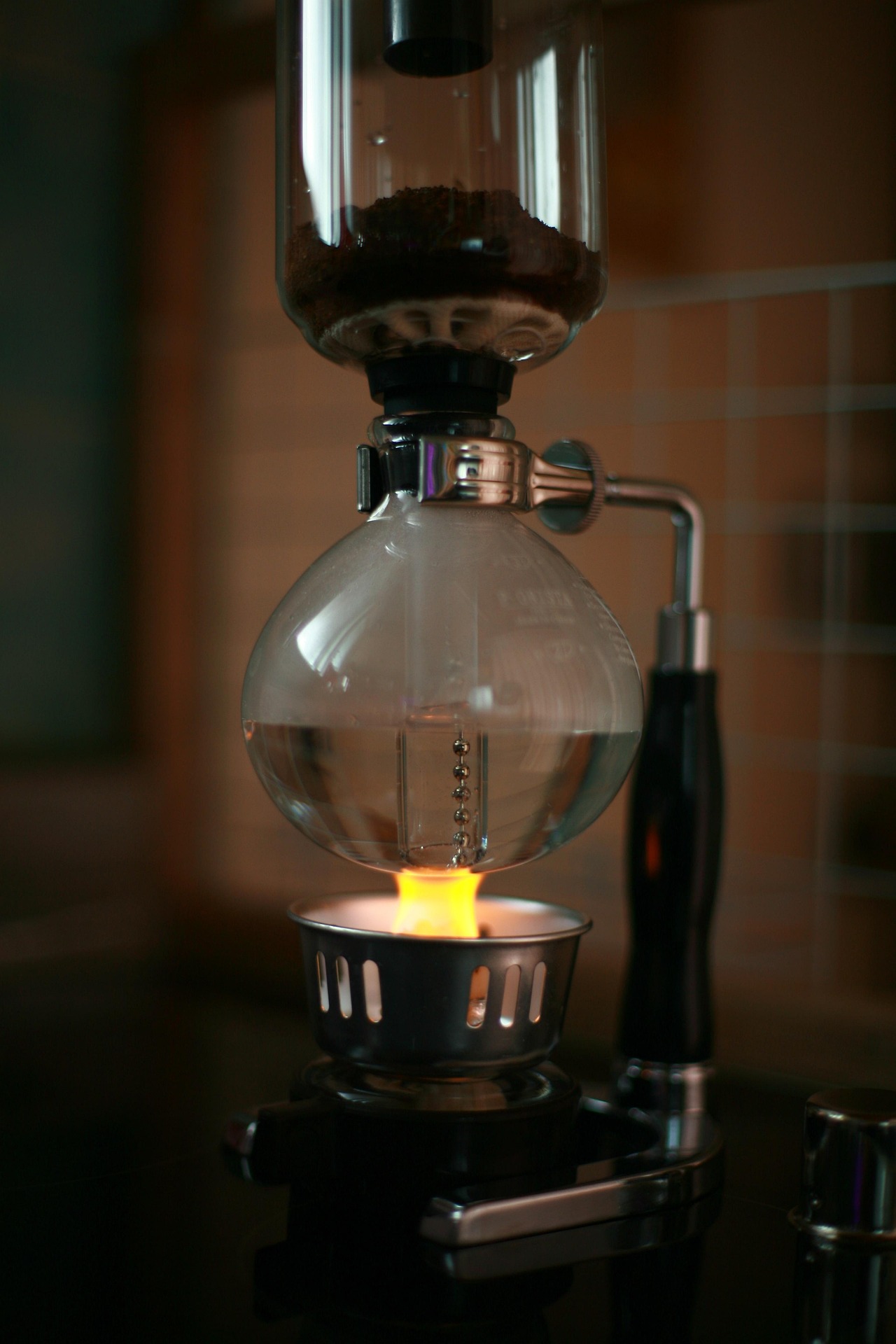 Siphon brewer extracting coffee